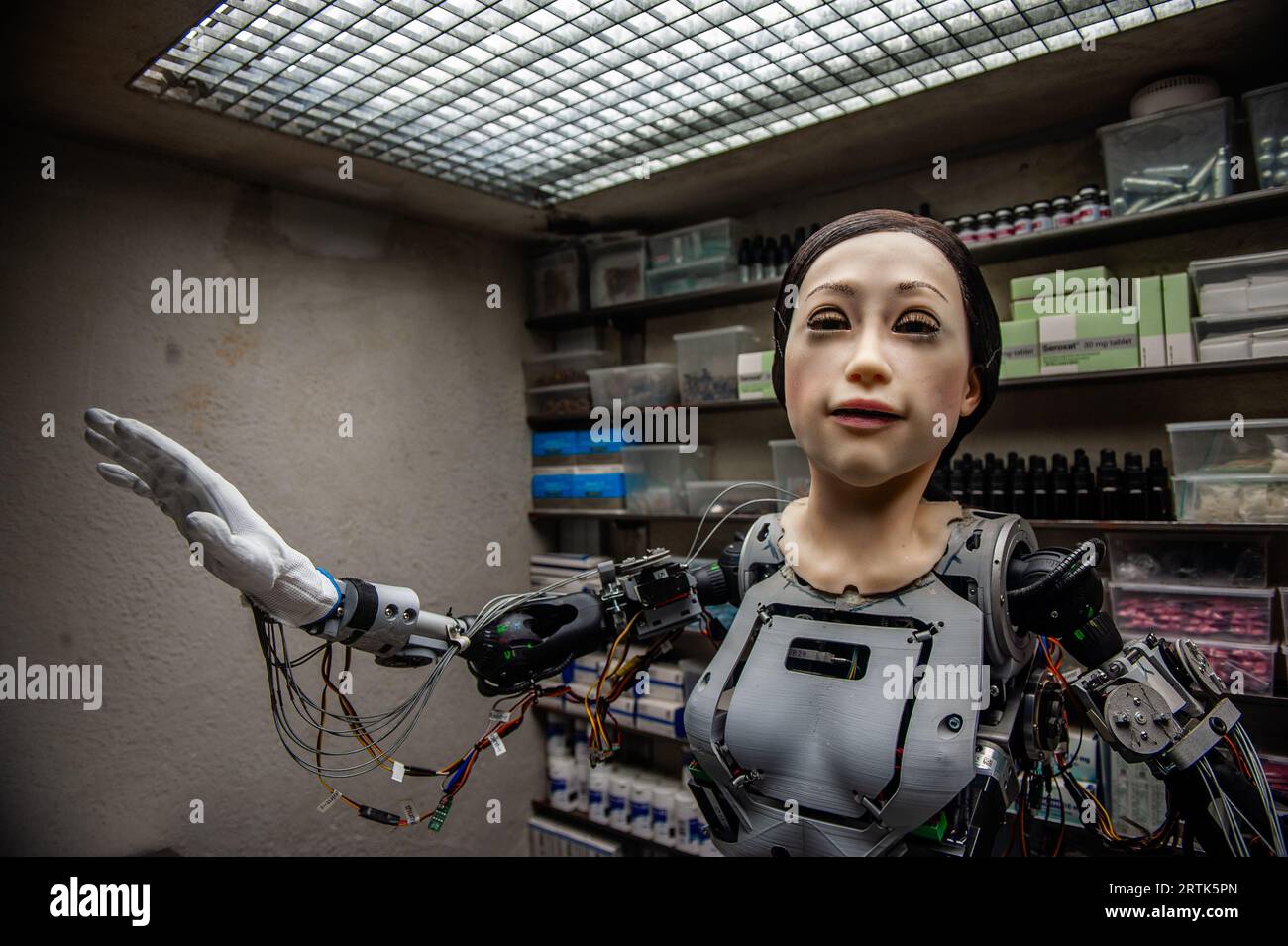 Un robot ressemblant à un être humain féminin est vu en train de performer. Dans son travail, le