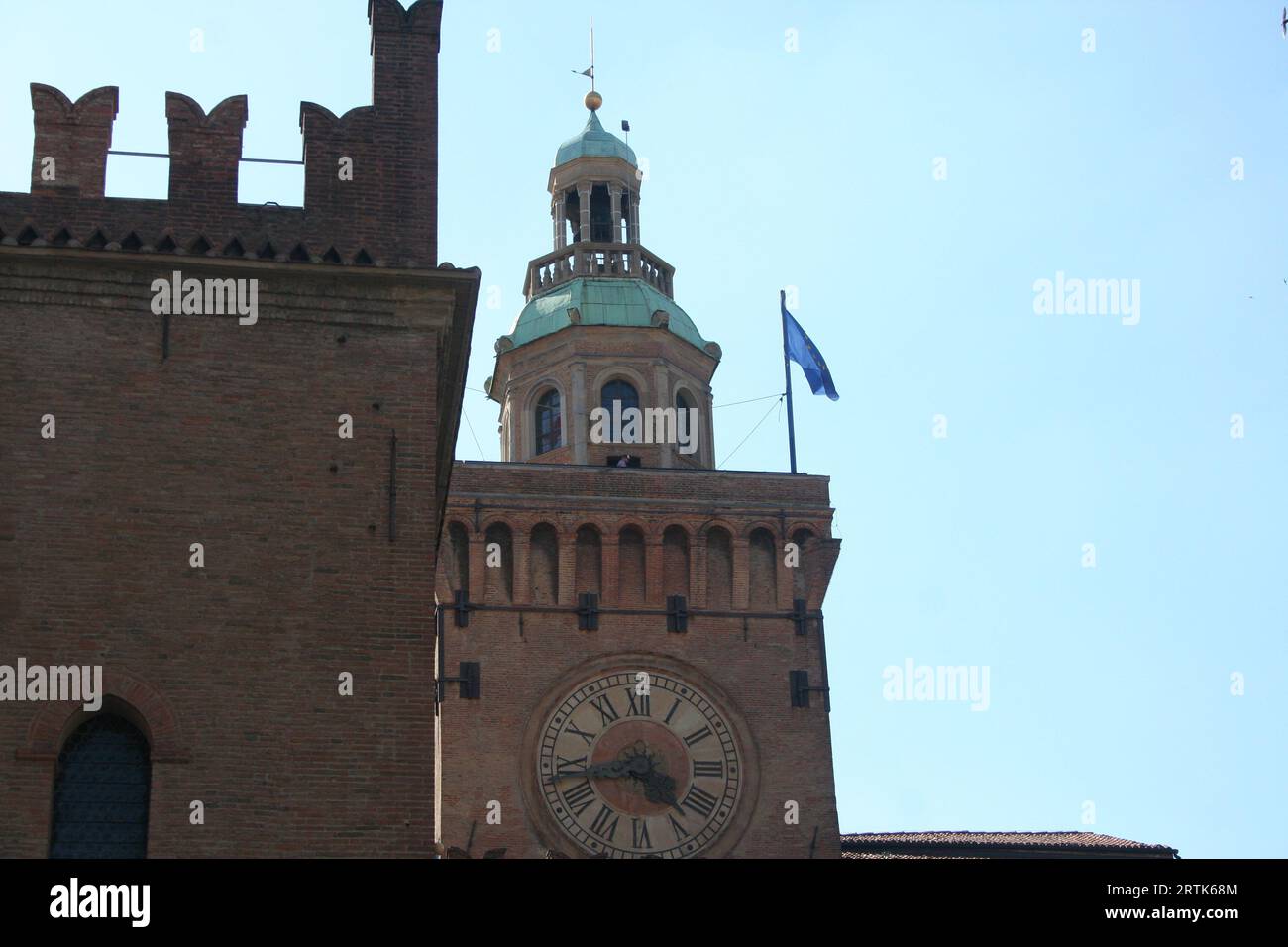 Tour de l'horloge de Bologne dans le centre-ville Banque D'Images