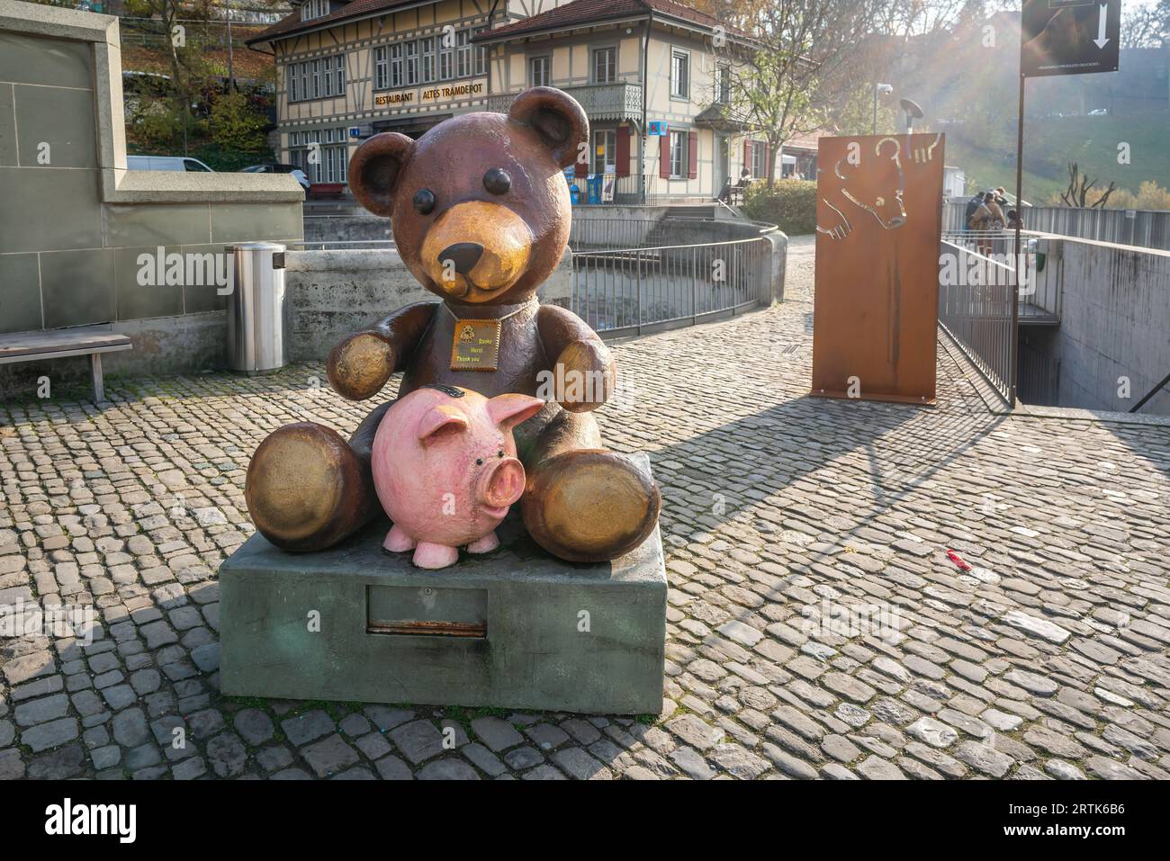 Statue d'ours pour dons à BarenPark et Bear Pit - Berne, Suisse Banque D'Images