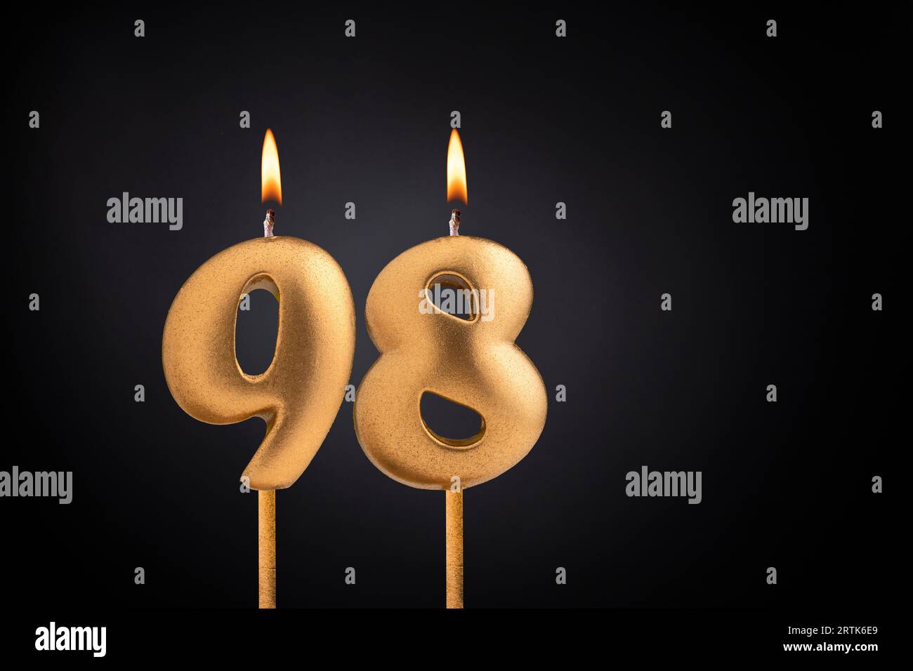 Bougie d'anniversaire numéro 98 - célébration d'anniversaire sur fond noir Banque D'Images
