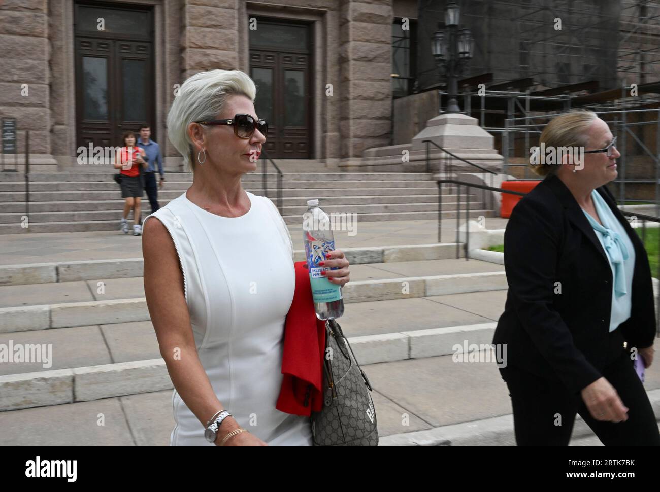 Austin Texas USA, septembre 13 2023 : le témoin LAURA OLSON quitte le Capitole du Texas sans témoigner le jour 7 dans le procès de destitution du procureur général du Texas Ken Paxton au Sénat du Texas. Olson aurait eu une liaison avec Paxton à partir de 2018 qui aurait causé des problèmes au sein du bureau du procureur général selon le témoignage. Crédit : Bob Daemmrich/Alamy Live News Banque D'Images