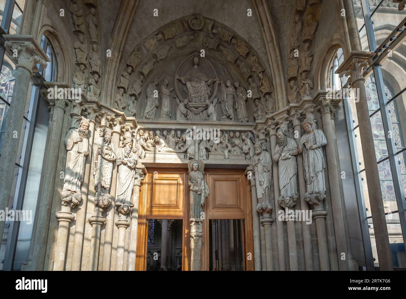 Porte à l'intérieur de la cathédrale de Lausanne - Lausanne, Suisse Banque D'Images