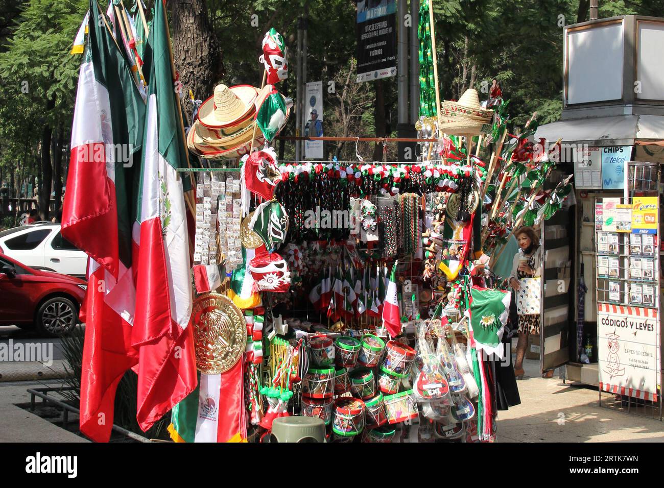 Mexico, Mexique - 6 septembre 2023 : Stall de rue vendant des drapeaux tricolores mexicains, des roues d'épingle, des chapeaux et d'autres articles nationaux Banque D'Images