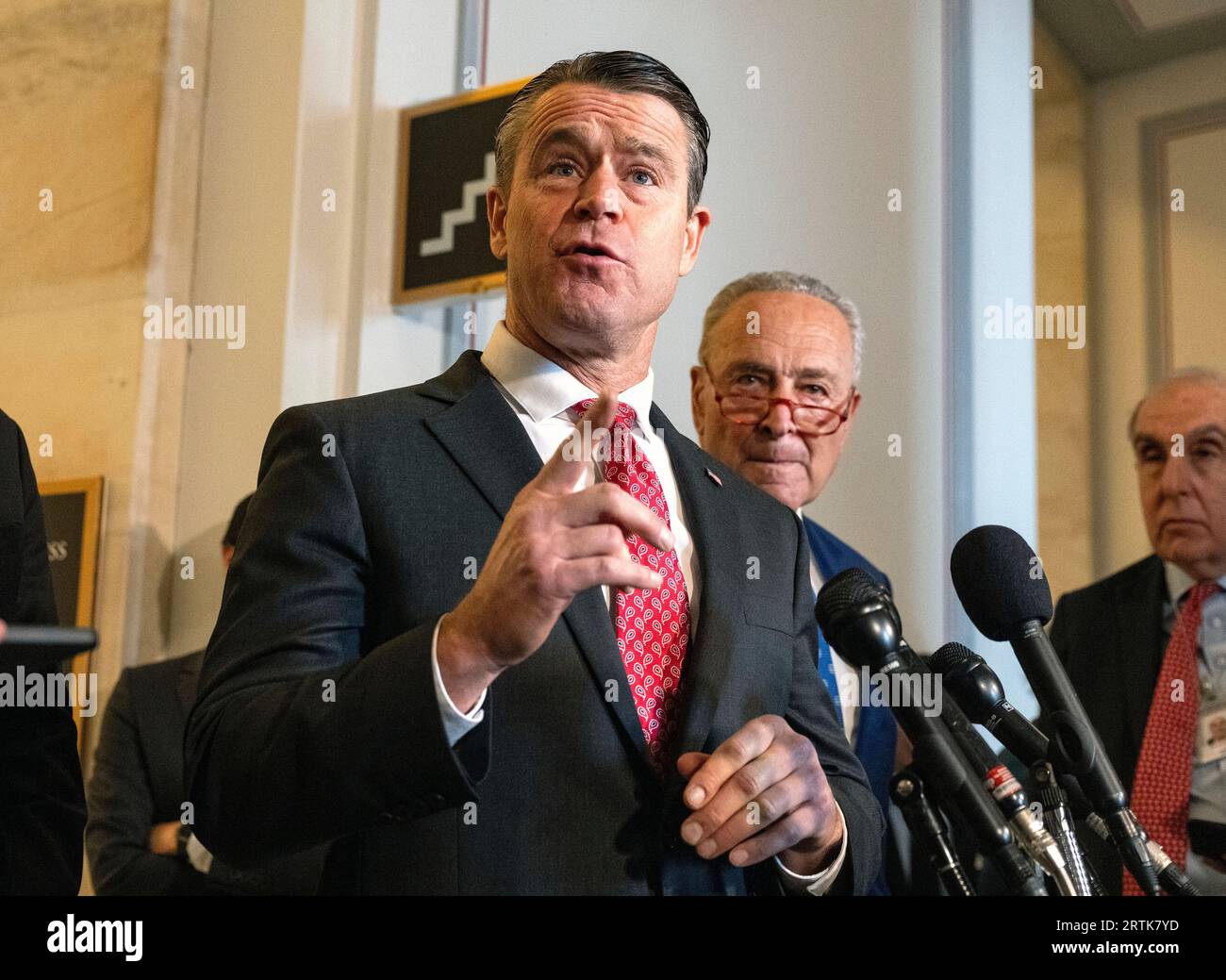 Le sénateur américain Todd Young (Républicain de l'Indiana), à gauche, fait des remarques lors d'une conférence de presse après la séance du matin du Forum bipartisan sur l'intelligence artificielle (IA) du Sénat des États-Unis dans la salle du caucus Kennedy sur Capitol Hill à Washington, DC, le mercredi 13 septembre 2023. En regardant de droite, Chuck Schumer (démocrate de New York), leader de la majorité au Sénat américain. Crédit : Ron Sachs/CNP Banque D'Images