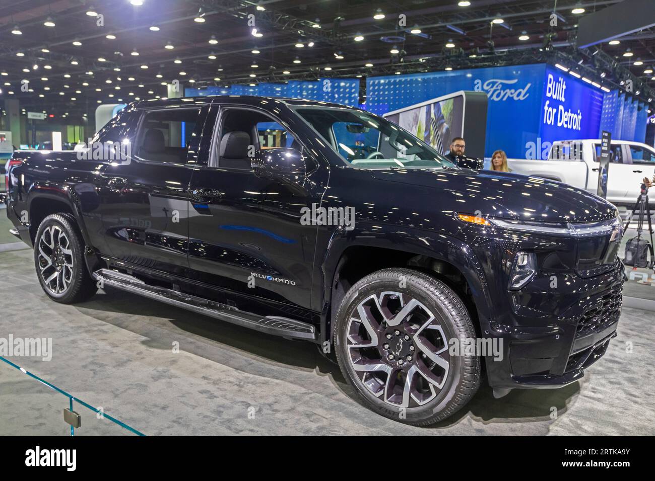 Detroit, Michigan, États-Unis. 13 septembre 2023. Le pick-up électrique Silverado 2024 de Chevrolet exposé au salon international de l'auto de l'Amérique du Nord. Crédit : Jim West/Alamy Live News Banque D'Images