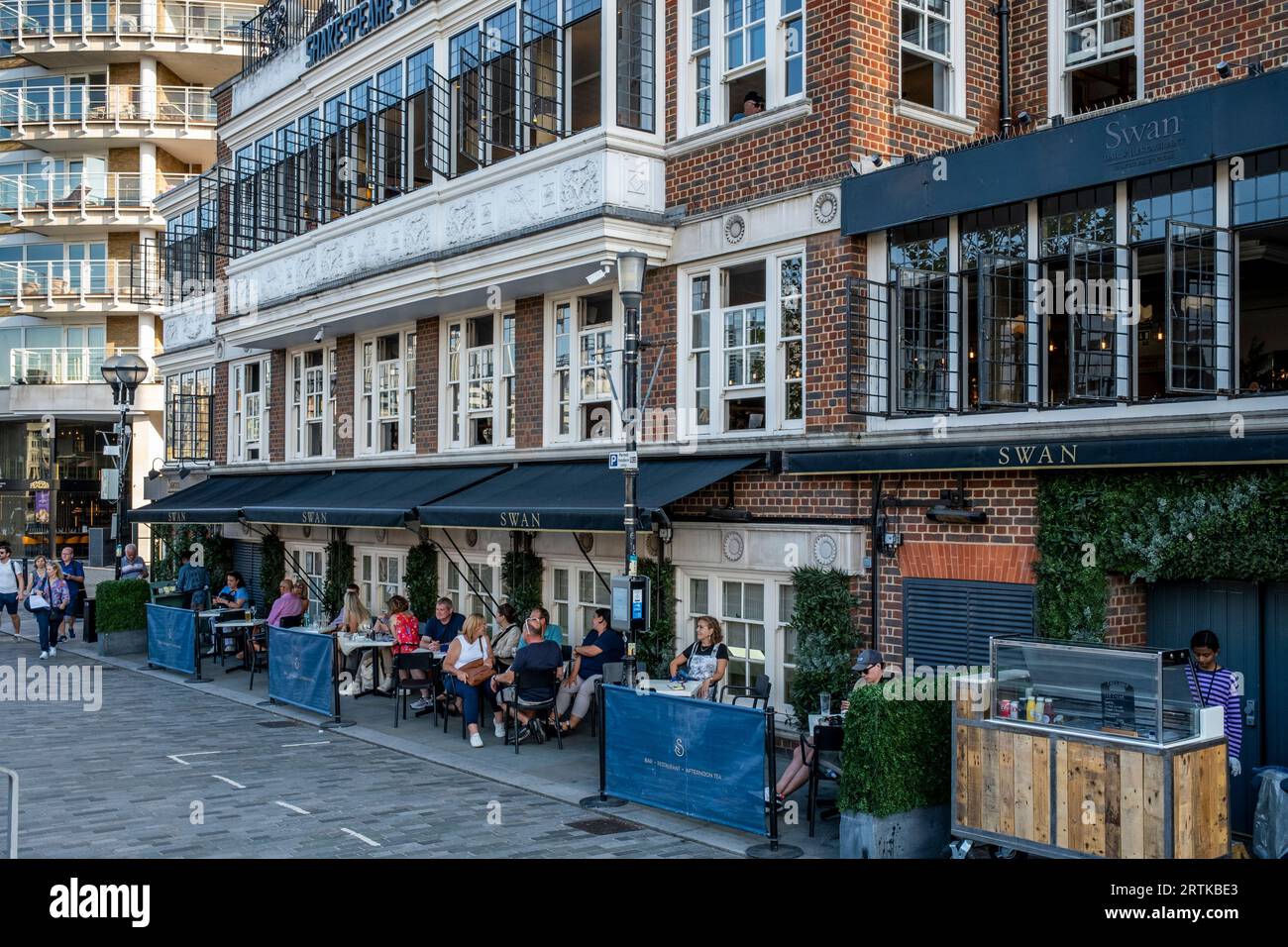 Clients assis devant le Swan Bar/Restaurant, Bankside, Londres, Royaume-Uni. Banque D'Images