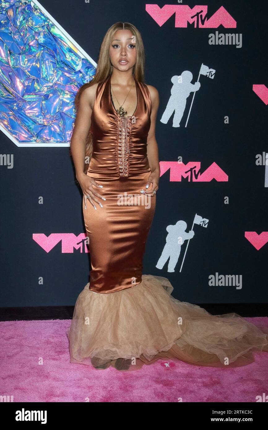 PinkPantheress arrive sur le tapis rose des MTV Video Music Awards 2023, VMA, au Prudential Center à Newark, New Jersey, USA, le 12 septembre 2023. Crédit : dpa Picture alliance/Alamy Live News Banque D'Images