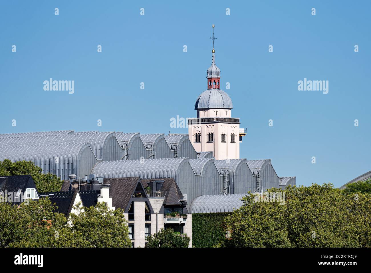 Les élégantes vagues du Musée Ludwig dans la vieille ville de cologne en face de la tour de l'église de l'Assomption en arrière-plan Banque D'Images