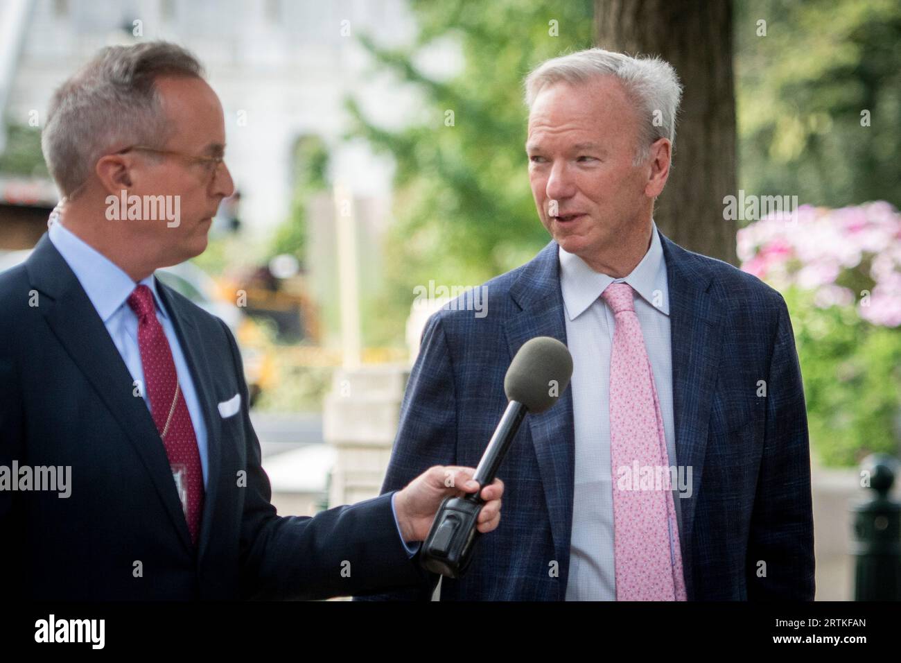 Eric Schmidt, à droite, ancien président-directeur général de Google, arrive pour le Forum inaugural sur l’intelligence artificielle avec des acteurs clés de l’IA pour aider à forger un consensus bipartisan sur la législation pour capitaliser sur cette technologie transformatrice, au Russell Senate Office Building à Washington, DC, le mercredi 13 septembre 2023. Crédit : Rod Lamkey/CNP/MediaPunch Banque D'Images