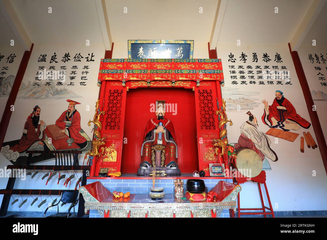 Luanzhou, Chine - 6 juin 2021 : sculpture de Confucius dans le temple confucéen, Chine du Nord Banque D'Images