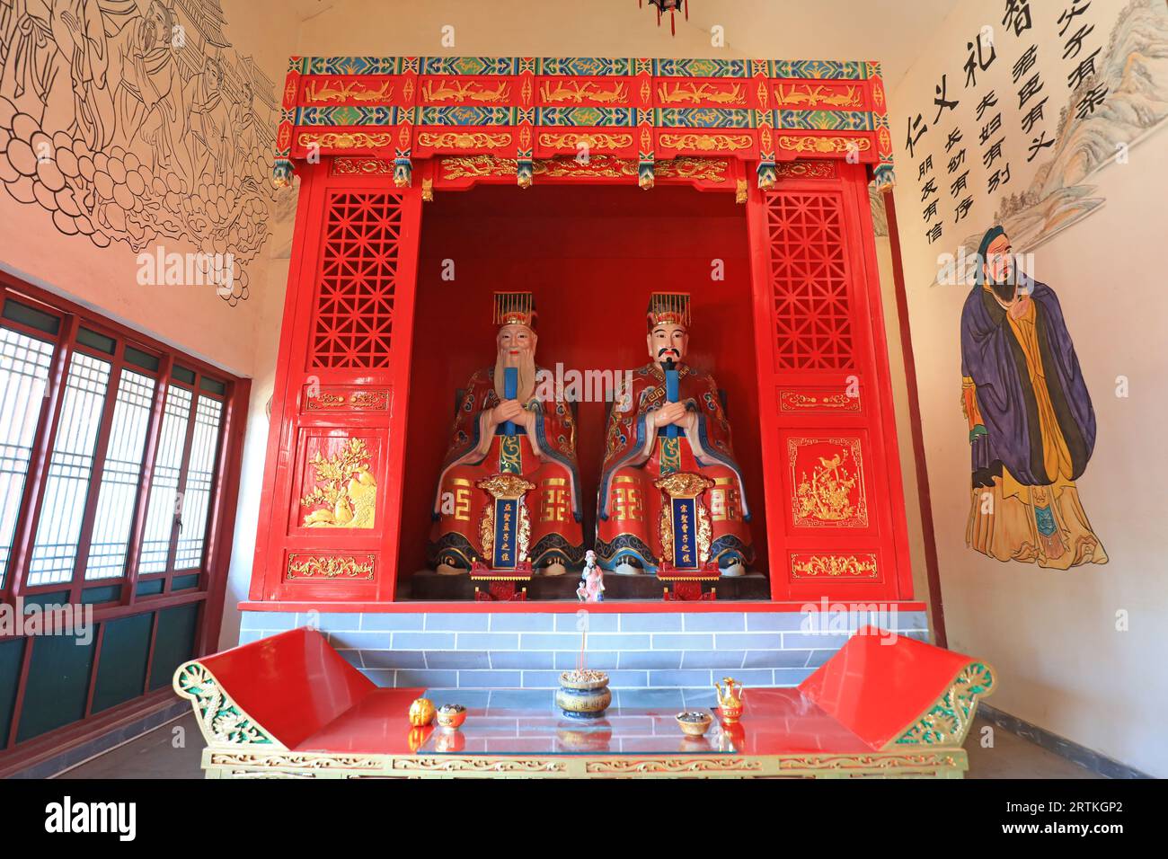 Luanzhou, Chine - 6 juin 2021 : des sages confucéens sont sculptés dans un temple, dans le nord de la Chine Banque D'Images