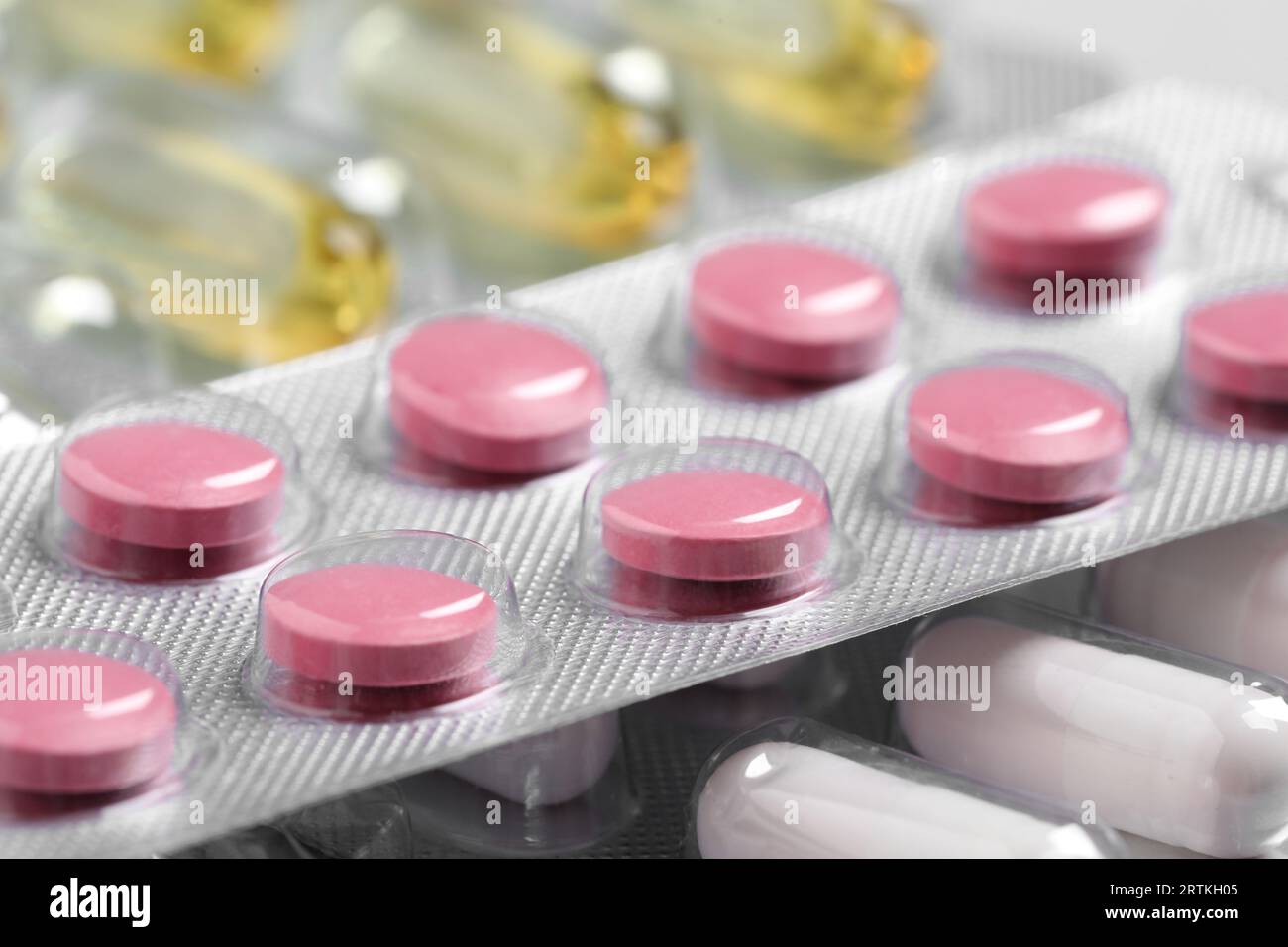 Différentes pilules en ampoules comme fond, closeup Banque D'Images