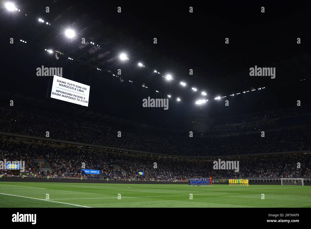 Milan, Italie. 12 septembre 2023. Une minute de silence est observée par les joueurs et les officiels des victimes du tremblement de terre au Maroc et des inondations en Libye avant le coup d'envoi du match de l'UEFA EURO 2024 au Stadio Giuseppe Meazza, Milan. Le crédit photo devrait se lire : Jonathan Moscrop/Sportimage crédit : Sportimage Ltd/Alamy Live News Banque D'Images