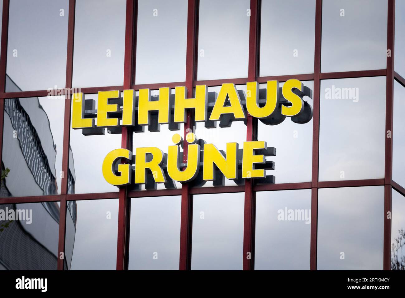 Photo d'un panneau avec le logo de Leihhaus grune sur leur magasin principal pour Dortmund, Allemagne. Leihhaus Grune est une marque allemande de panwshops répartis en G. Banque D'Images
