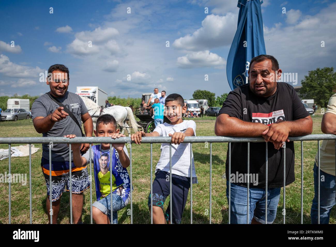 Photo d'une famille ROM posant pour le photographe à Ruma, en Serbie. Banque D'Images