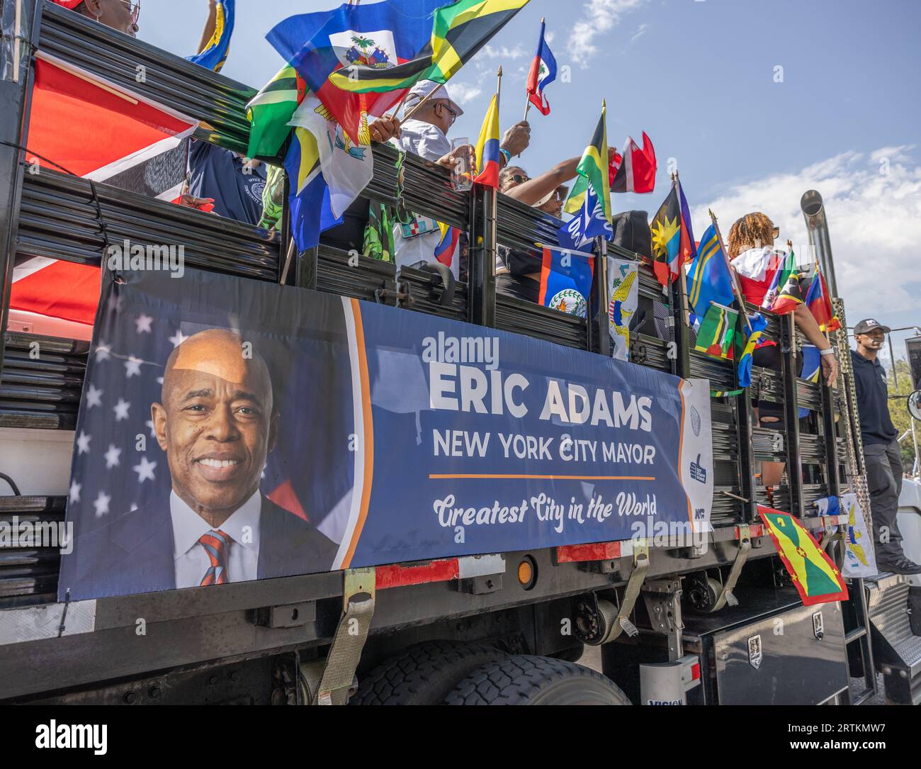 BROOKLYN, New York – 4 septembre 2023 : un contingent représentant le maire de New York Eric Adams participe au défilé de la Journée des Indiens de l'Ouest 2023. Banque D'Images