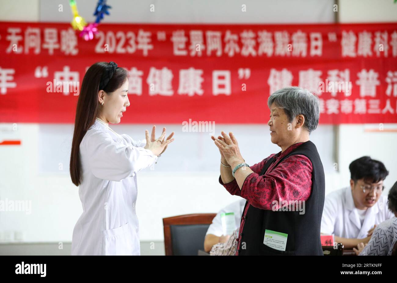 HUAI'AN, CHINE - 13 SEPTEMBRE 2023 - Un travailleur médical enseigne aux personnes âgées à faire des exercices de doigts dans la ville de Huai 'an, province de Jiangsu, Chine, sept Banque D'Images