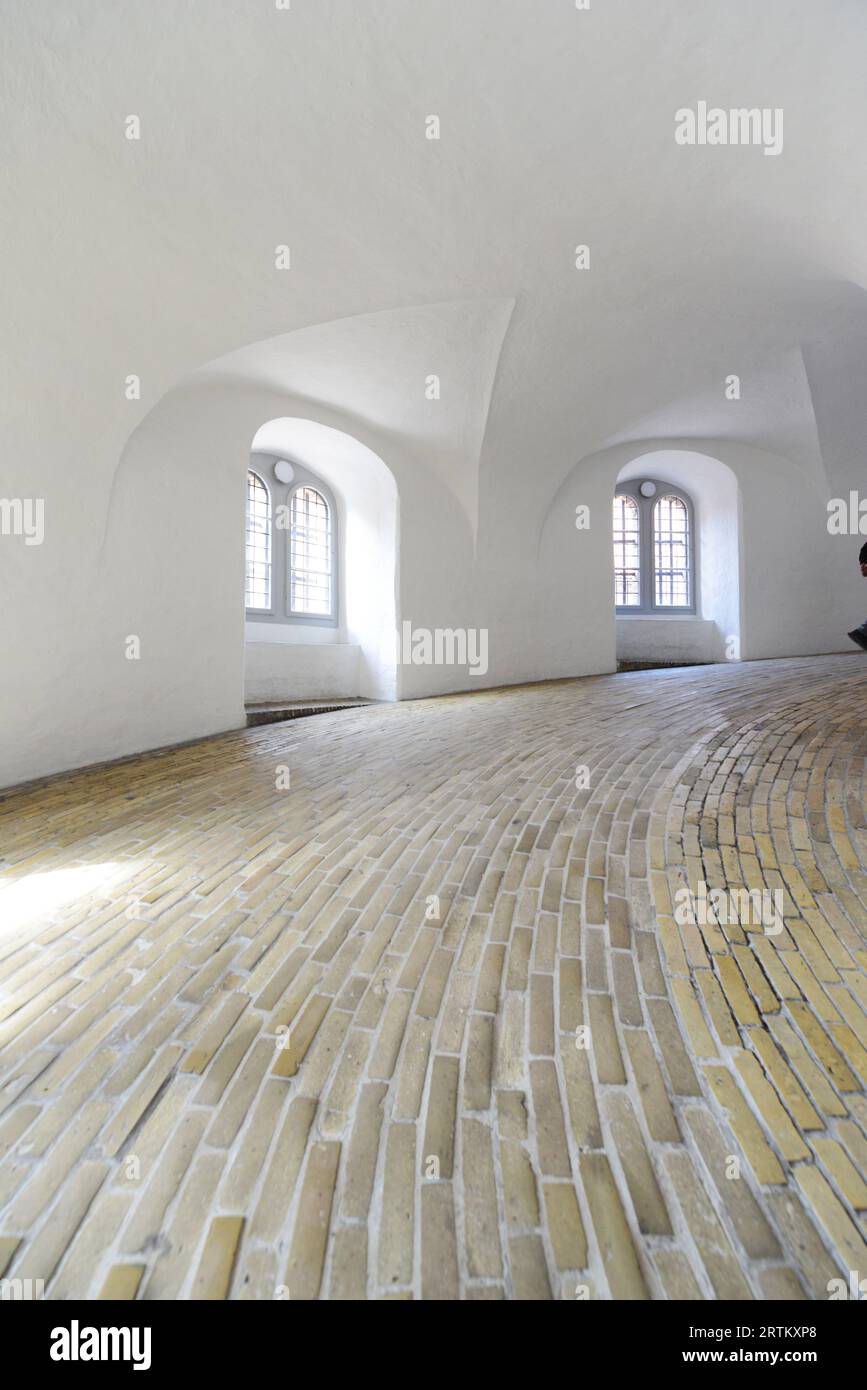 Escalade du chemin interne circulaire dans la tour ronde tour du 17e siècle construite comme observatoire astronomique. Købmagergad, Copenhague, Danemark. Banque D'Images