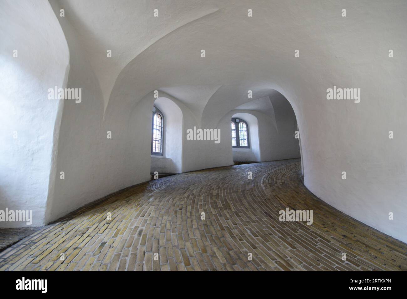 Escalade du chemin interne circulaire dans la tour ronde tour du 17e siècle construite comme observatoire astronomique. Købmagergad, Copenhague, Danemark. Banque D'Images