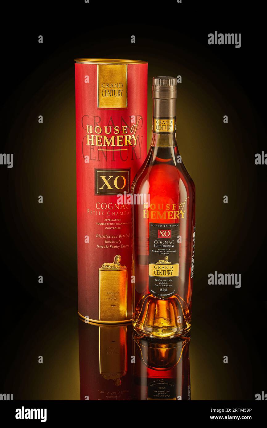 Maison de Hemery Cognac XO avec boîte sur fond noir avec réflexion Banque D'Images