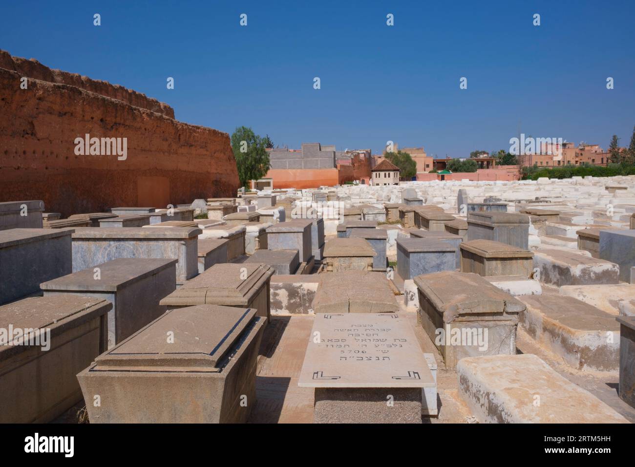 Maroc : Beth Mo'ed le'kol Chai ou Cimetière juif de Marrakech (Cimetière Miaara), Médina de Marrakech, Marrakech. Le cimetière de Miaara est le plus grand cimetière juif du Maroc et remonte à 1537 EC (5297 dans le calendrier juif), bien que l'on pense que la zone a été utilisée pour des sépultures juives dès le 12e siècle. Banque D'Images