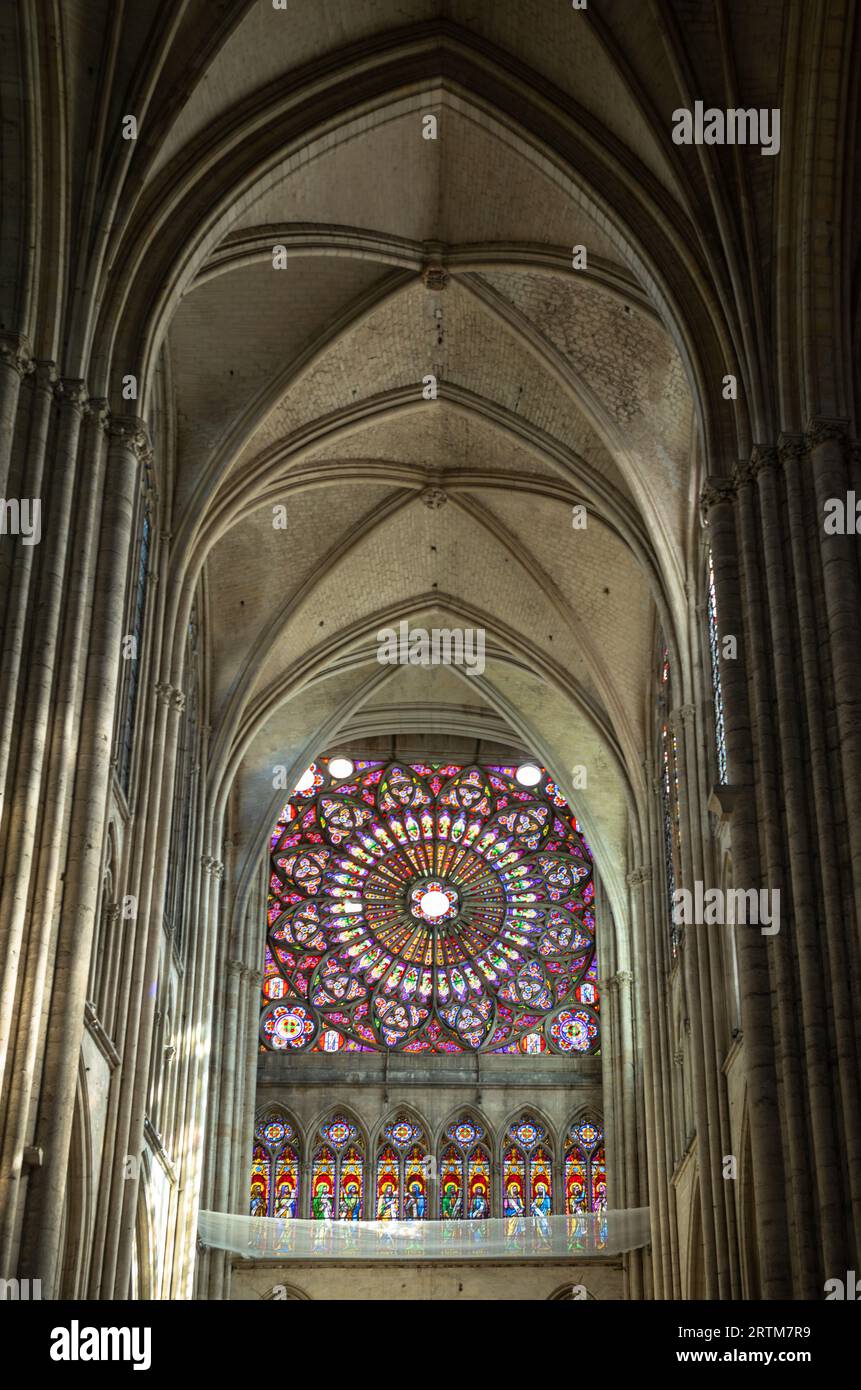 Le vitrail rose du sud élaboré du 19e siècle dans la cathédrale catholique de Saint Pierre Saint Paul à Troyes, France. Banque D'Images