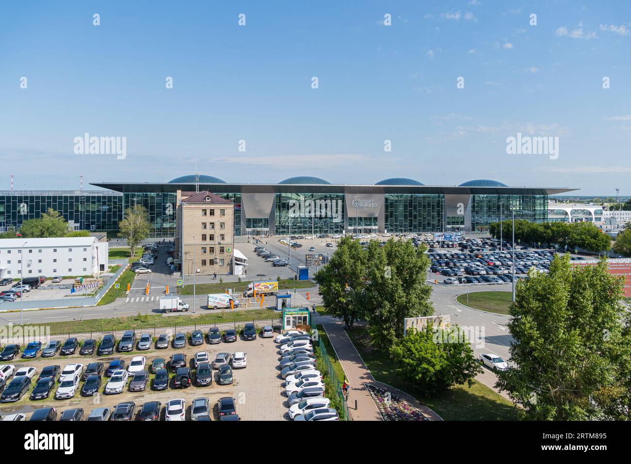 Aéroport de Novosibirsk Tolmachevo est situé dans la ville de OB, à 16 kilomètres (9,9 mi) à l'ouest du centre de Novosibirsk, un secteur industriel et scientifique c Banque D'Images