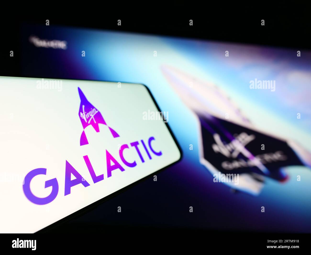 Smartphone avec logo de la compagnie américaine de vol spatial Virgin Galactic sur l'écran devant le site Web. Concentrez-vous sur le centre gauche de l'écran du téléphone. Banque D'Images