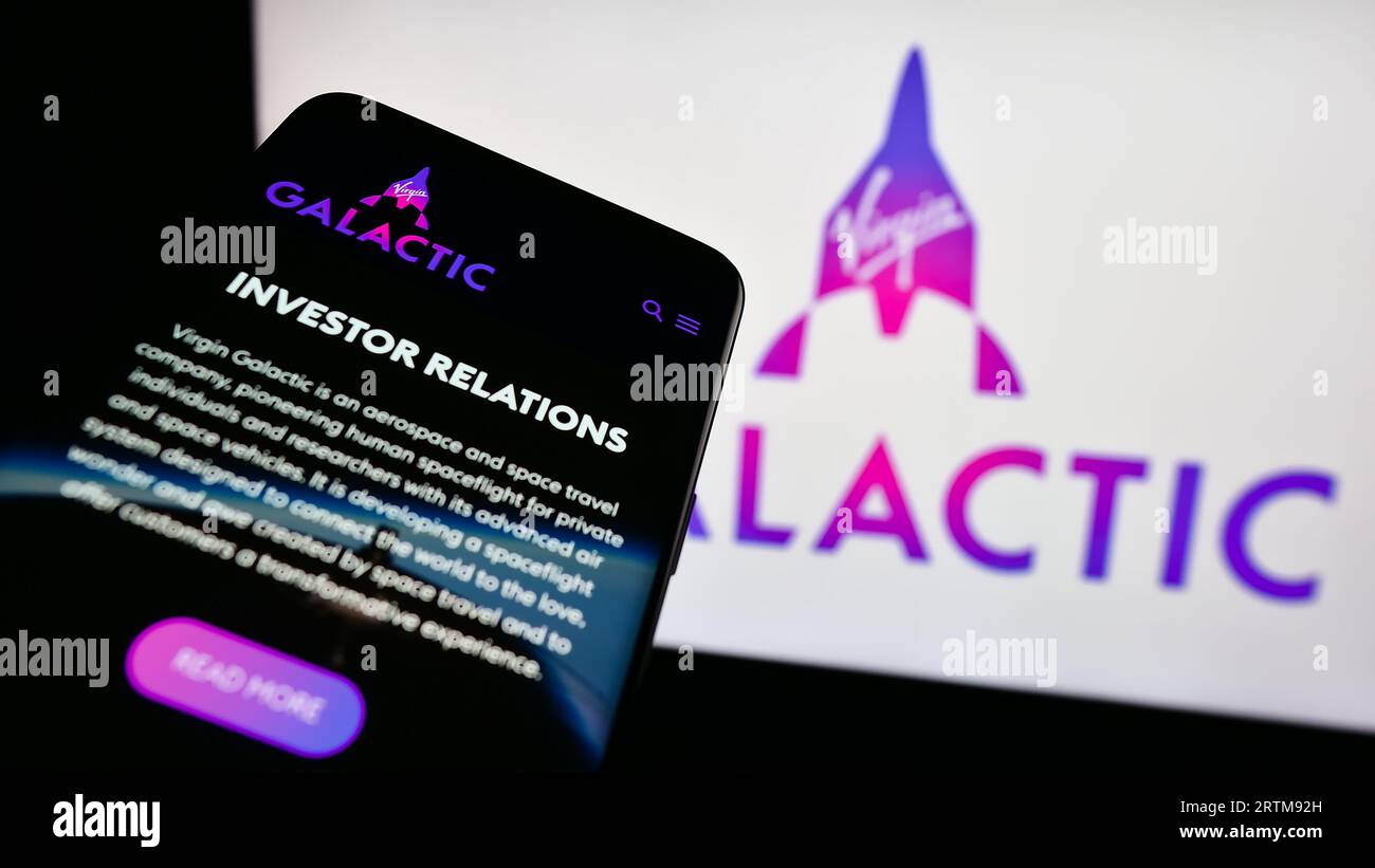 Téléphone mobile avec le site Web de la société américaine de vols spatiaux Virgin Galactic sur l'écran devant le logo de l'entreprise. Effectuez le focus sur le coin supérieur gauche de l'écran du téléphone. Banque D'Images