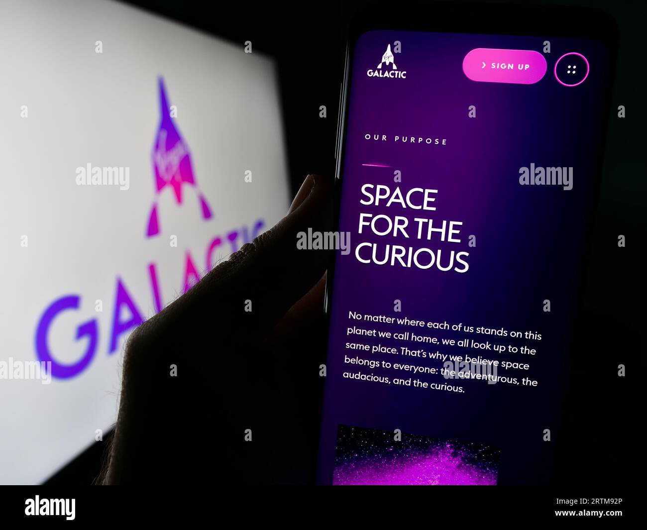 Personne tenant le téléphone portable avec la page Web de la compagnie américaine de vol spatial Virgin Galactic sur l'écran en face du logo. Concentrez-vous sur le centre de l'écran du téléphone. Banque D'Images