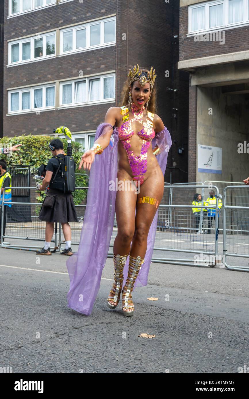 NOTTING HILL, LONDRES, ANGLETERRE - 28 août 2023 : Femme portant un costume au Carnaval de Notting Hill 2023 Banque D'Images