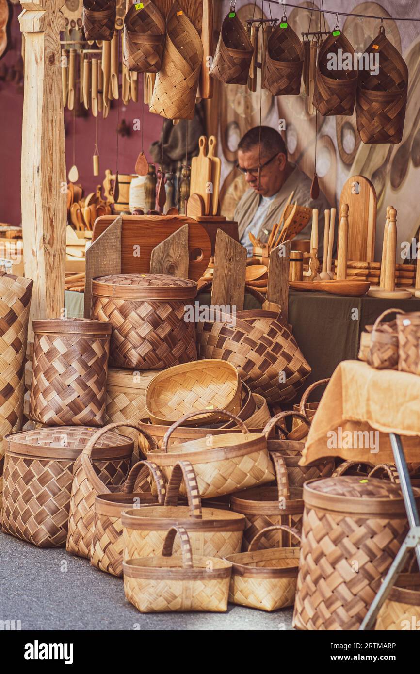 Vente d'outils en bois faits à la main, d'objets et de paniers en osier dans une foire ou un marché d'arts folkloriques et d'artisanat à Vilnius, Lituanie, Europe, verticale Banque D'Images