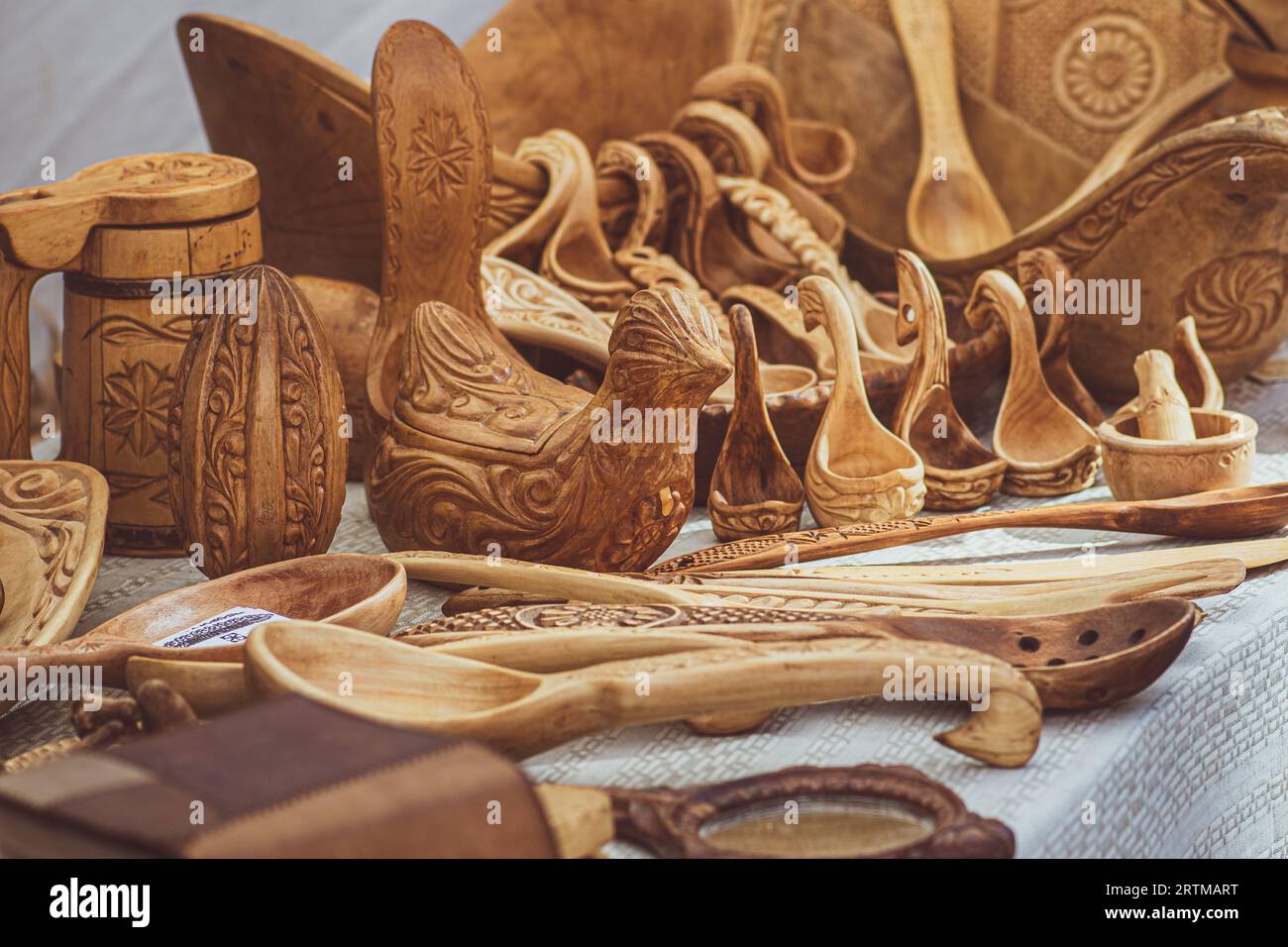 Vente d'outils et d'objets en bois faits à la main dans une foire ou un marché des arts folkloriques et de l'artisanat à Vilnius, Lituanie, Europe Banque D'Images