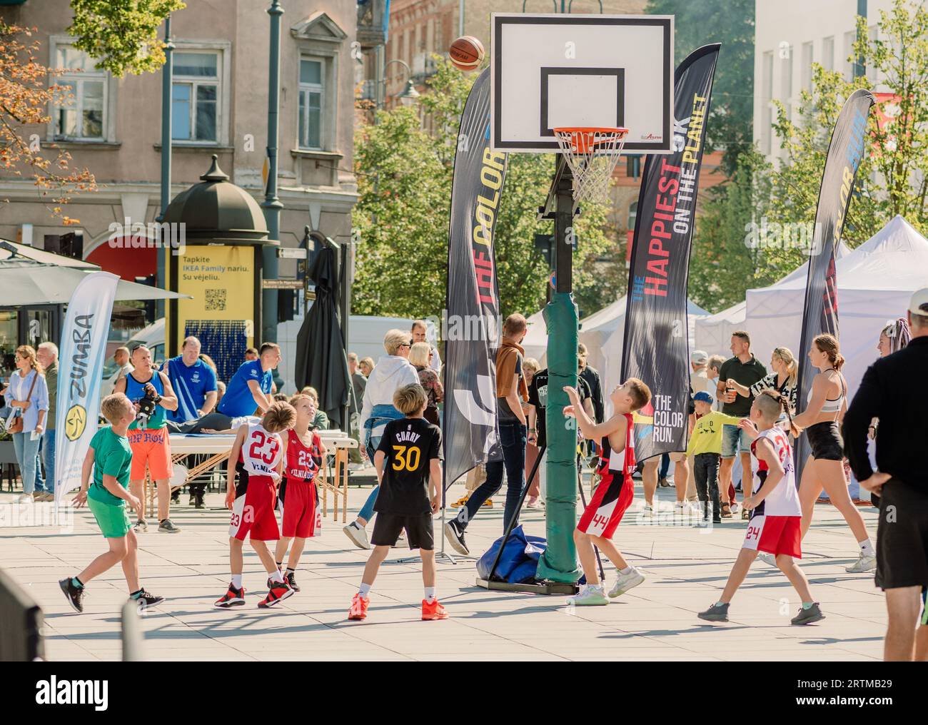 Enfants ou enfants jouant au basket lors d'un événement sportif à Vilnius, Lituanie, Europe Banque D'Images