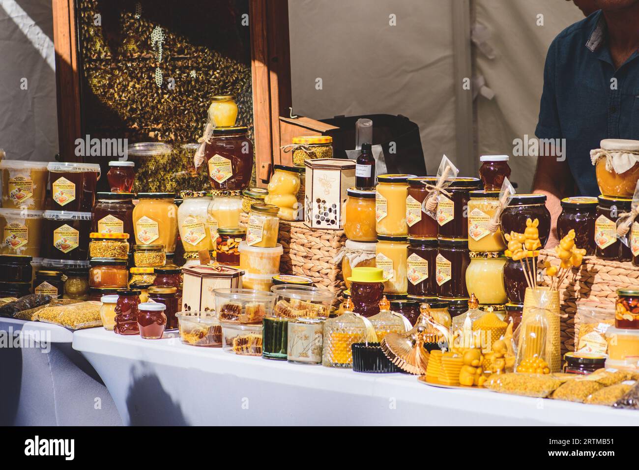 Vendre du miel bio naturel biologique, du pollen, des bougies de cire d'abeille et d'autres produits de la ruelle dans un marché de nourriture de rue à Vilnius, Lituanie, Europe Banque D'Images