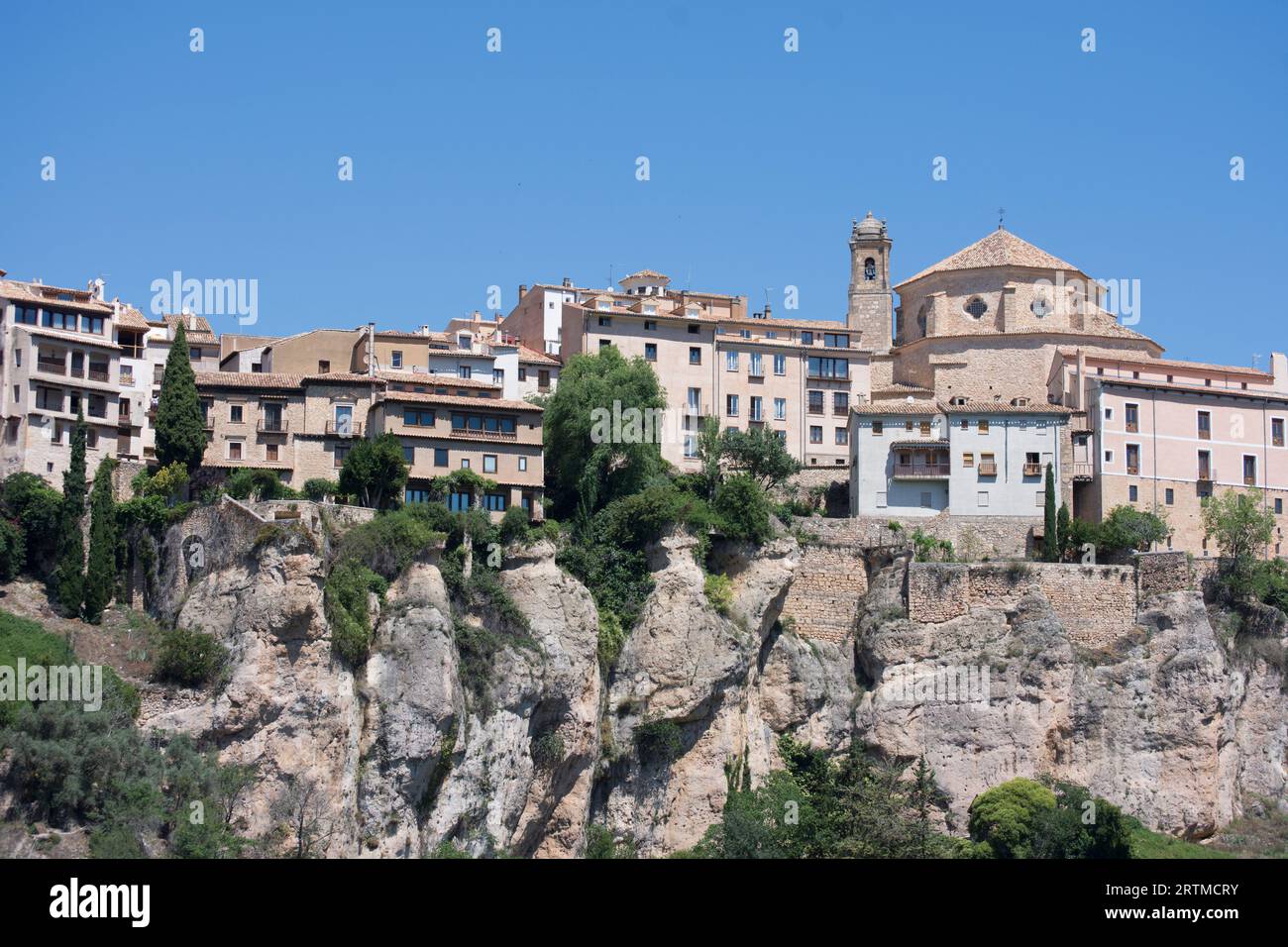 Vista de las casas colgadas de Cuenca e Inglesia de San Pedro Banque D'Images