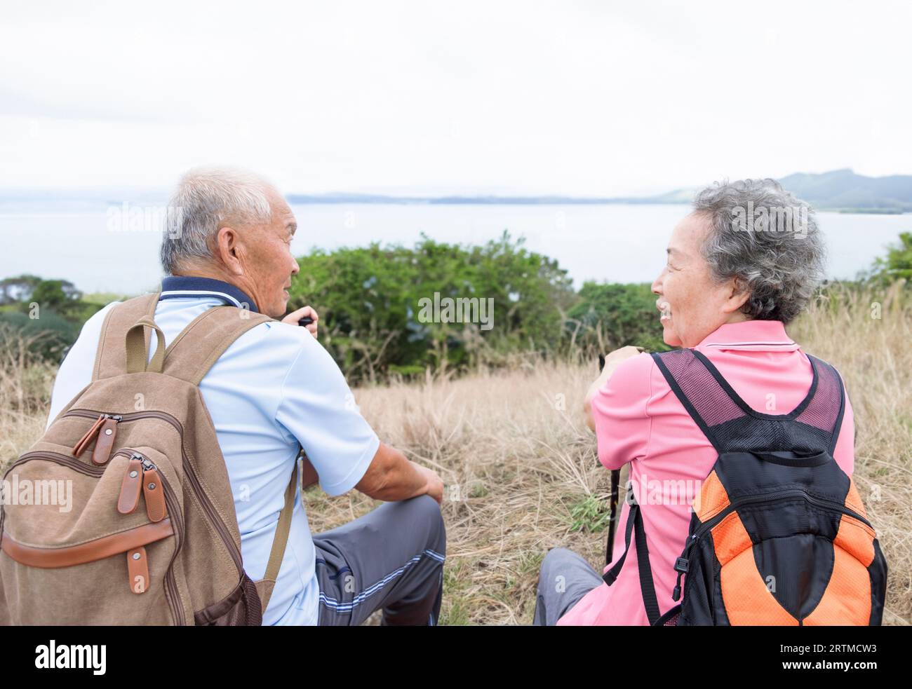 Heureux couple Senior randonnée sur les montagnes Banque D'Images