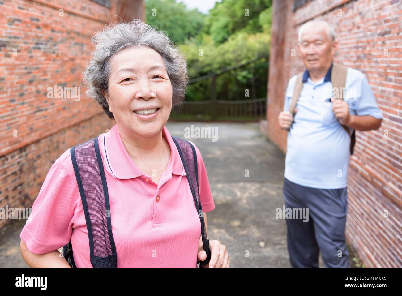 Heureux couple Senior touristes en plein air dans la ville historique Banque D'Images