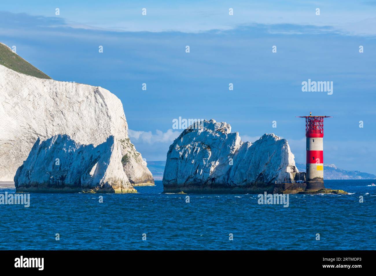 Phare et roches empilées des aiguilles à l'île de Wight, Hampshire Royaume-Uni en septembre Banque D'Images