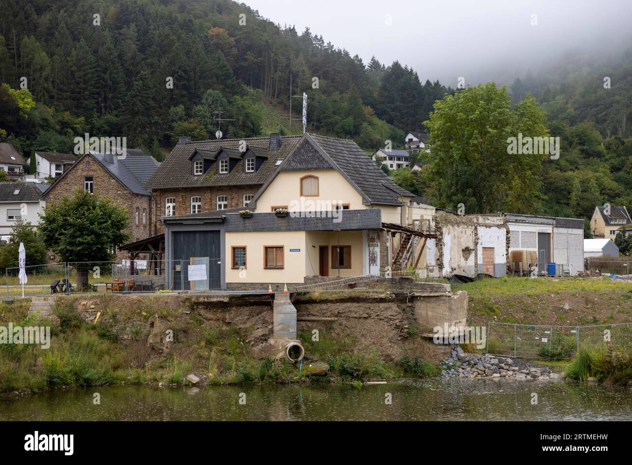 Rech, Allemagne. 14 septembre 2023. Une sirène électronique a été installée sur le toit du centre communautaire de Rech, sur les rives de la rivière Ahr. Aujourd'hui, lors de la journée d'alerte nationale, l'Office fédéral de la protection civile et de l'assistance en cas de catastrophe (BBK) déclenche un avertissement. Dans de nombreux endroits alors aussi à 11,00 les sirènes se resserrent. Crédit : Thomas Banneyer/dpa/Alamy Live News Banque D'Images