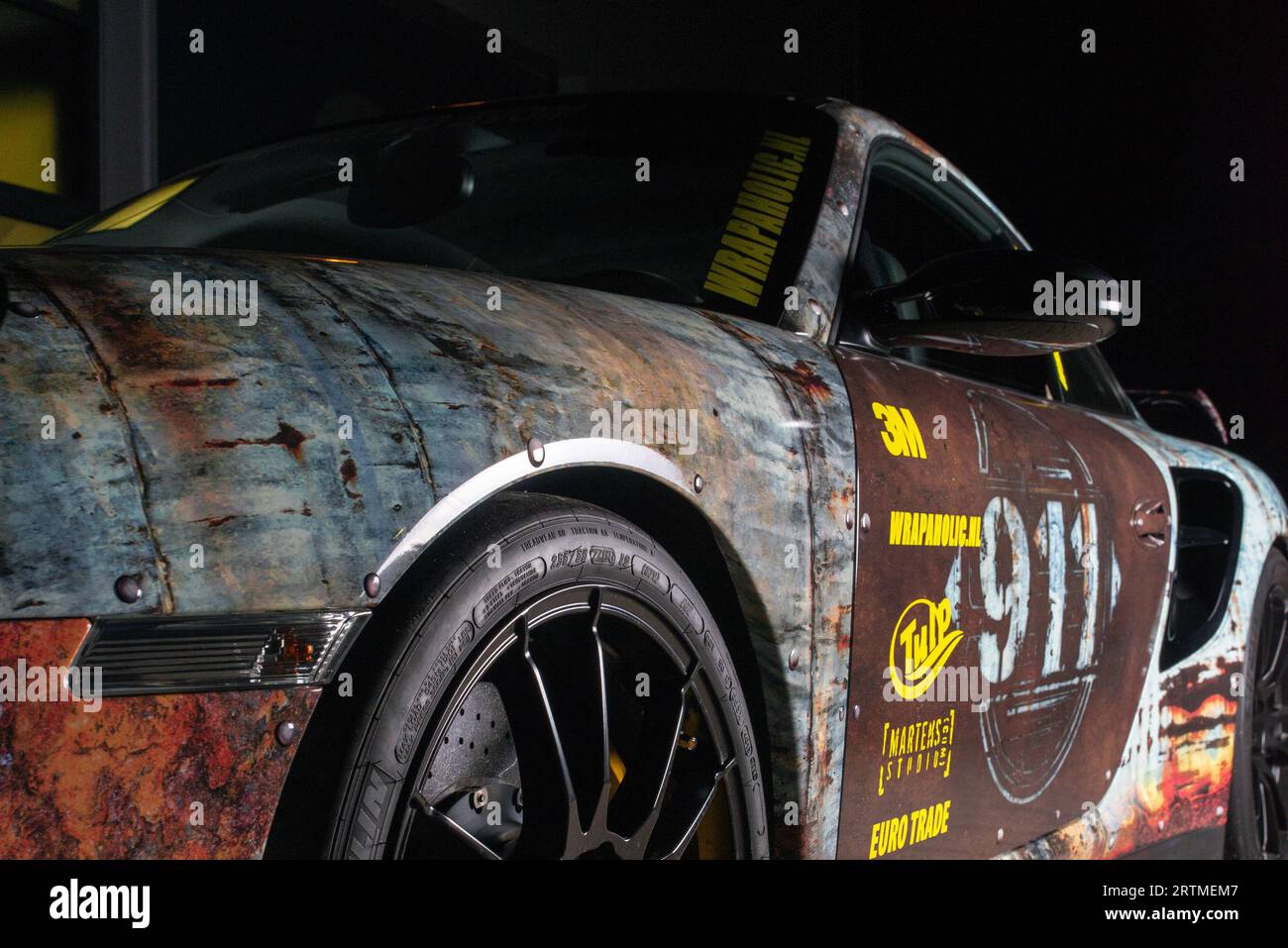 Tournage de nuit avec une Porsche 911 GT2 avec une enveloppe de voiture rouillée personnalisée. Banque D'Images
