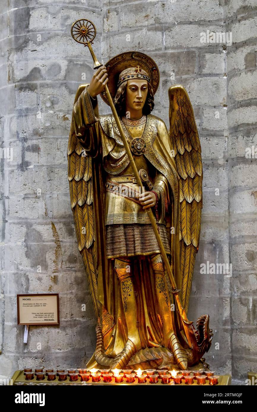 Cathédrale Saints Michel & Gudule, Bruxelles, Belgique. Statue de Saint Michel tuant un dragon Banque D'Images