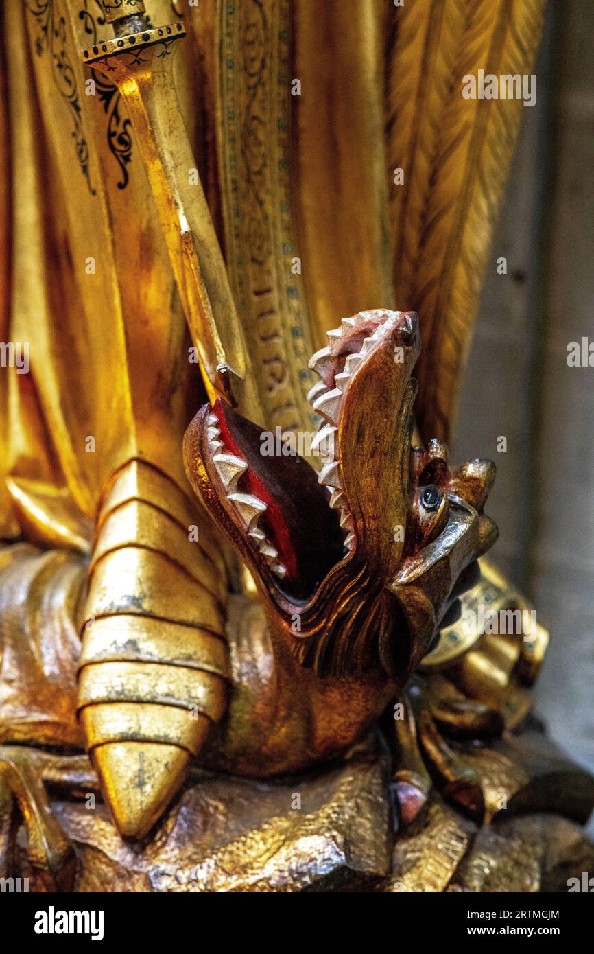Cathédrale Saints Michel & Gudule, Bruxelles, Belgique. Statue de Saint Michel tuant un dragon (détail) Banque D'Images