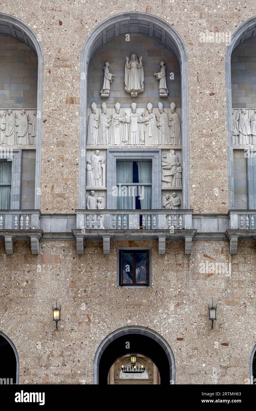 Monastère de Montserrat, Catalogne, Espagne. Fenêtres et reliefs de l'hôtel Banque D'Images