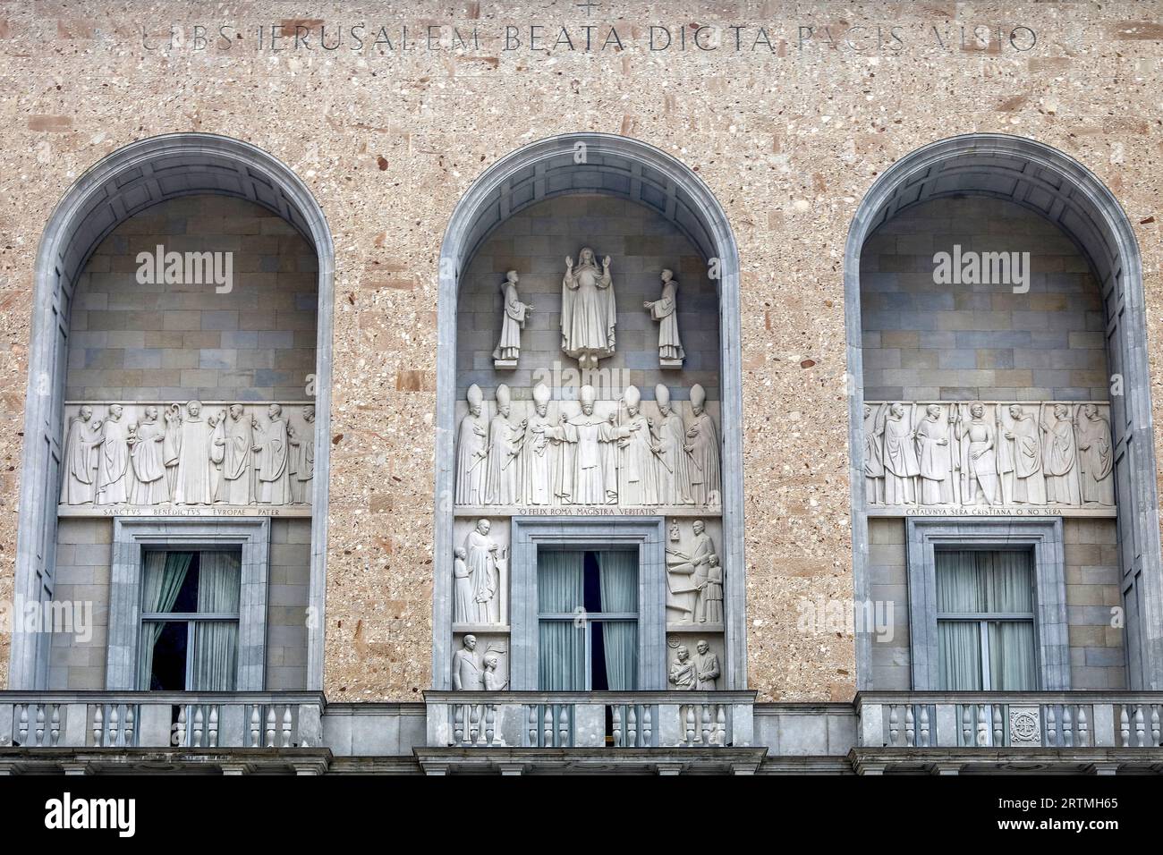 Monastère de Montserrat, Catalogne, Espagne. Fenêtres et reliefs de l'hôtel Banque D'Images