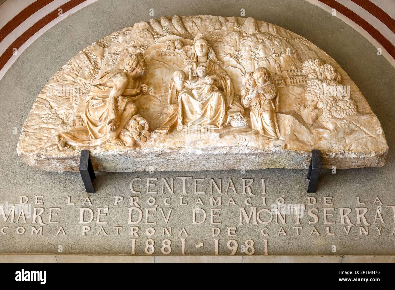 Monastère de Montserrat, Catalogne, Espagne. Reliefs de tympan d'église Banque D'Images