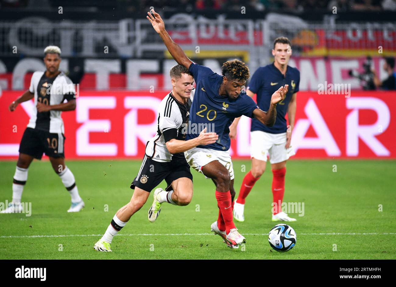 Fussball, Herren, Deutschland, Nationalmannschaft, LŠnderspiel, signal Iduna Park Dortmund : Deutschland - Frankreich ; Florian Wirtz (GER), Kingsley Coman (FRA). LA RÉGLEMENTATION AKTION DFB INTERDIT TOUTE UTILISATION DE PHOTOGRAPHIES COMME SÉQUENCES D'IMAGES ET/OU QUASI-VIDÉO. Banque D'Images