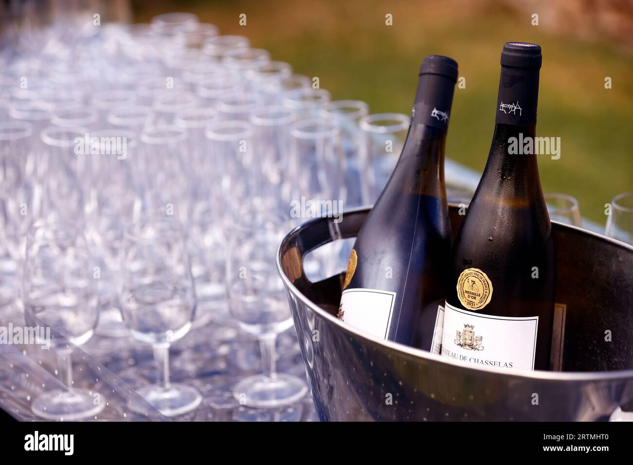 Verres à champagne vides sur une table pour le buffet. France. Banque D'Images
