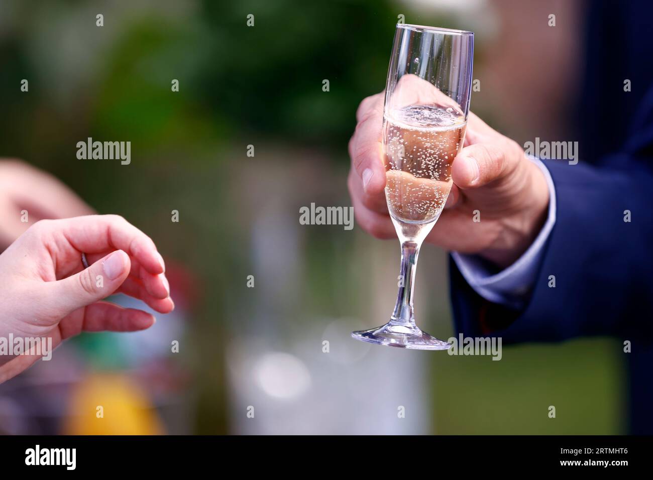 Main tenant un verre de champagne frais. Buffet et fête. France. Banque D'Images