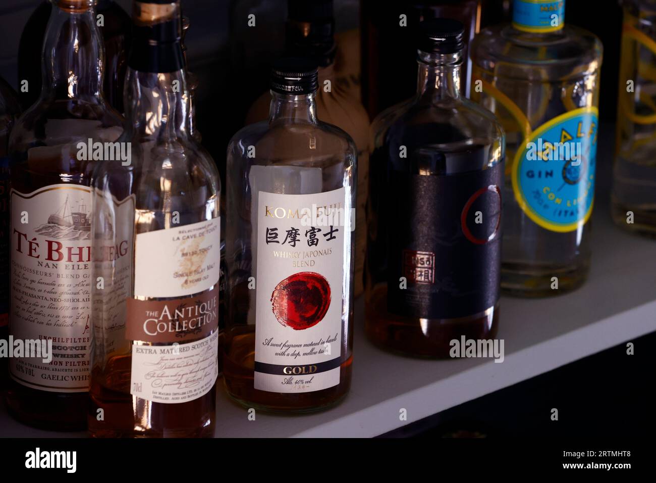 De nombreuses bouteilles d'alcool pour la confection de cocktails sur un bar à la maison. Bourgogne. France. Banque D'Images